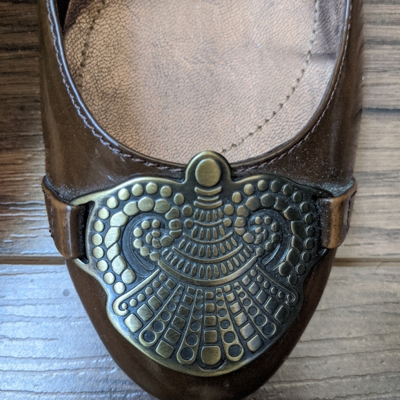 Tahari Brown Patent Pumps - Picture 3 of 8